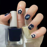 Manicura terminada con uñas usables de flores azules